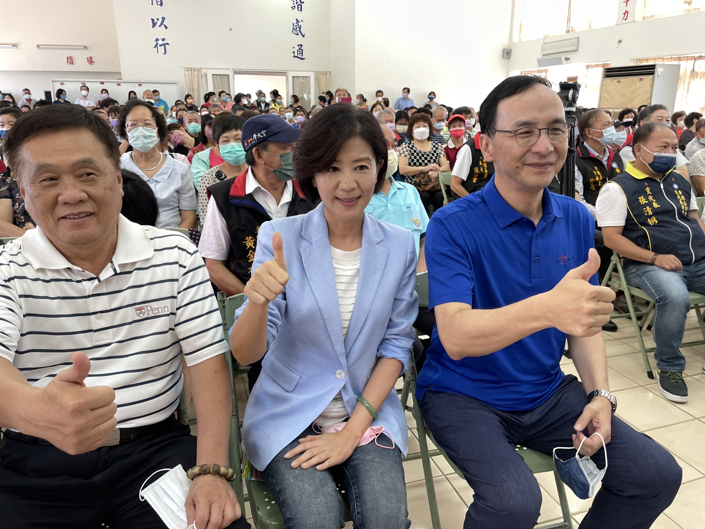 國民黨主席朱立倫(右)6日到嘉義輔選，也對兩岸局勢表達看法。(國民黨提供)