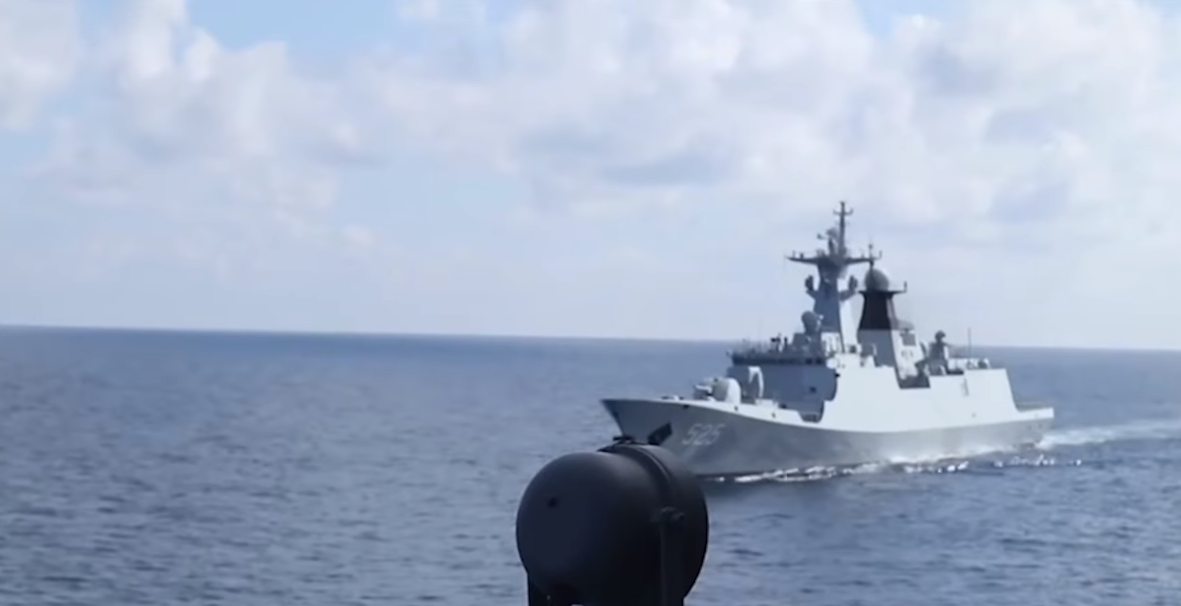 國防部公布我國海軍「馬公軍艦」在東部海域監控中共馬鞍山號艦。(圖:擷取自國防部發言人臉書)