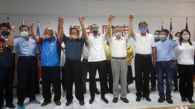 國民黨澎湖黨部7日舉辦年底五合一選舉提名參選人團結誓師大會，黨主席朱立倫(前中)出席表示，提名過程難免有遺珠之憾，期許放下小我，顧全大局，讓國民黨年底選舉勝成功。 (圖：中央社)