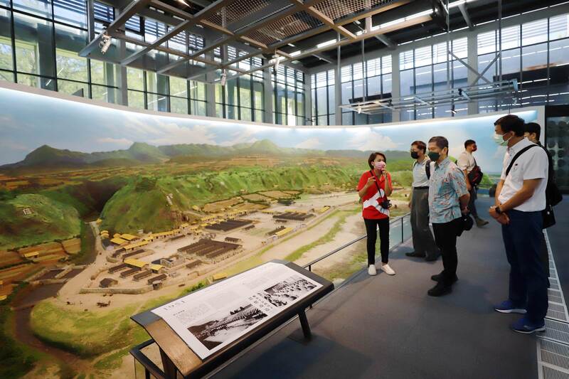 文化部長李永得（左3）7日訪視國家人權博物館白色恐怖綠島紀念園區（文化部提供） (圖：中央社)