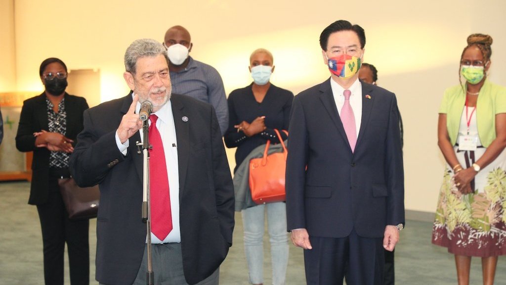 聖文森及格瑞那丁總理龔薩福(Ralph Gonsalves)(前左)7日上午率團訪台。(外交部提供)