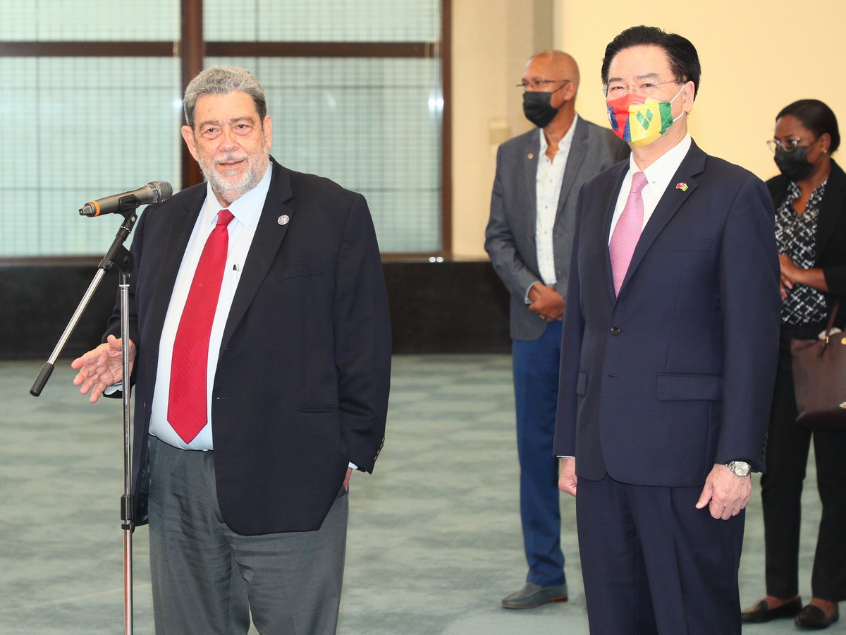 加勒比海友邦聖文森及格瑞那丁總理龔薩福(Ralph E. Gonsalves，左)7日率團訪台，外交部長吳釗燮(右)代表我國政府接機 (外交部提供)