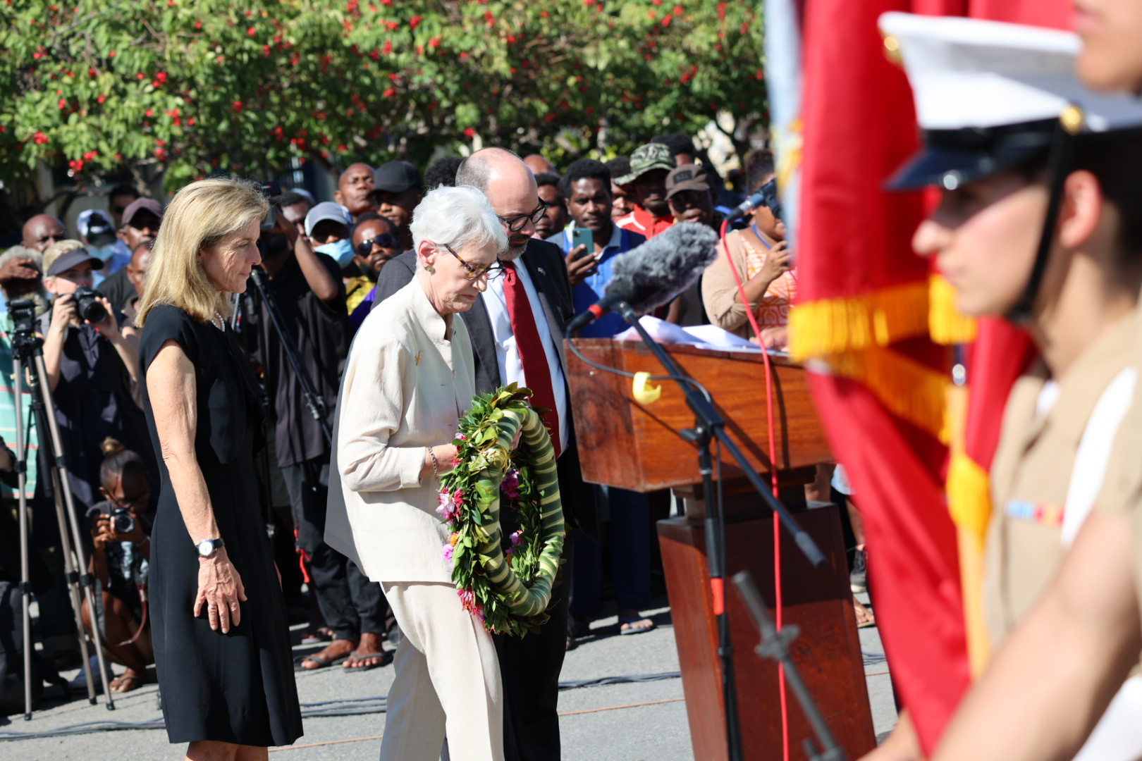 美國副國務卿雪蔓(Wendy Sherman)(白衣者)今天在太平洋島國索羅門群島(Solomon Islands)訪問並參加紀念第二戰瓜達卡納島(Guadalcanal)戰役80周年的活動。(Twitter/@DeputySecState)