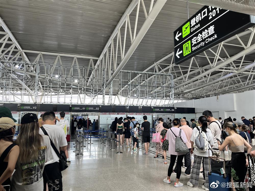 中國海南省三亞市突然宣布封城，使得三亞機場擠滿急著離開的遊客。(微博)