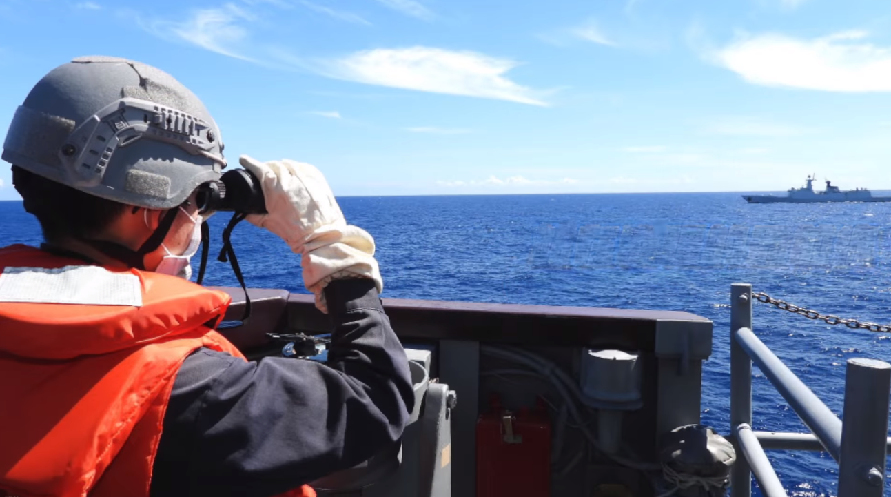 國防部公布我國海軍監控中國軍艦畫面。(圖取自國防部發言人臉書影片)