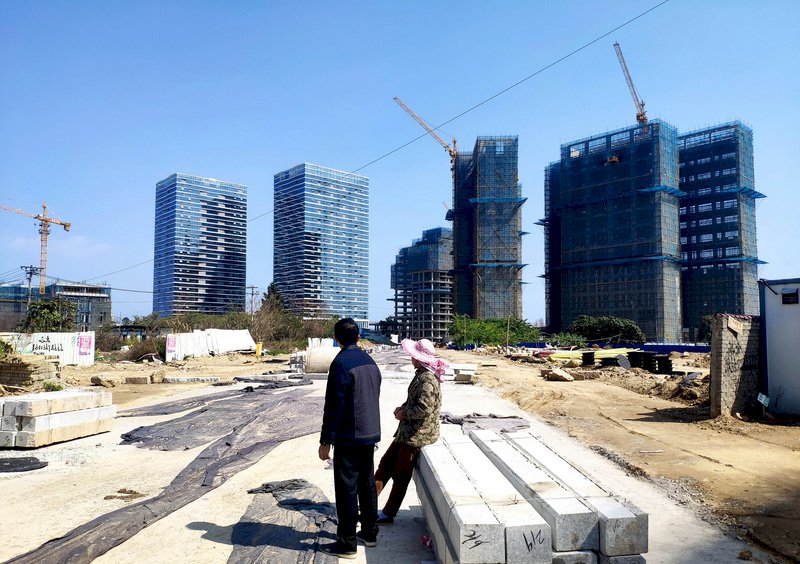 中國地方政府過去常利用出售土地、左手換右手模式操作財政，加上嚴格防疫導致債台高築。圖為福州一處正在建設的樓盤。(中新社提供)(資料照片/CNA)