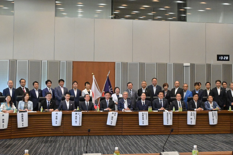 民進黨立委、立法院亞東國會議員友好協會會長郭國文（左前6）率團訪日，8日與民進黨立委何志偉（左前4）、林靜儀（左前2）、張廖萬堅（左前3）、林楚茵（左前1），一同拜會日華議員懇談會，駐日代表謝長廷（左前5）也出席這場活動。（郭國文辦公室提供） (圖：中央社)
