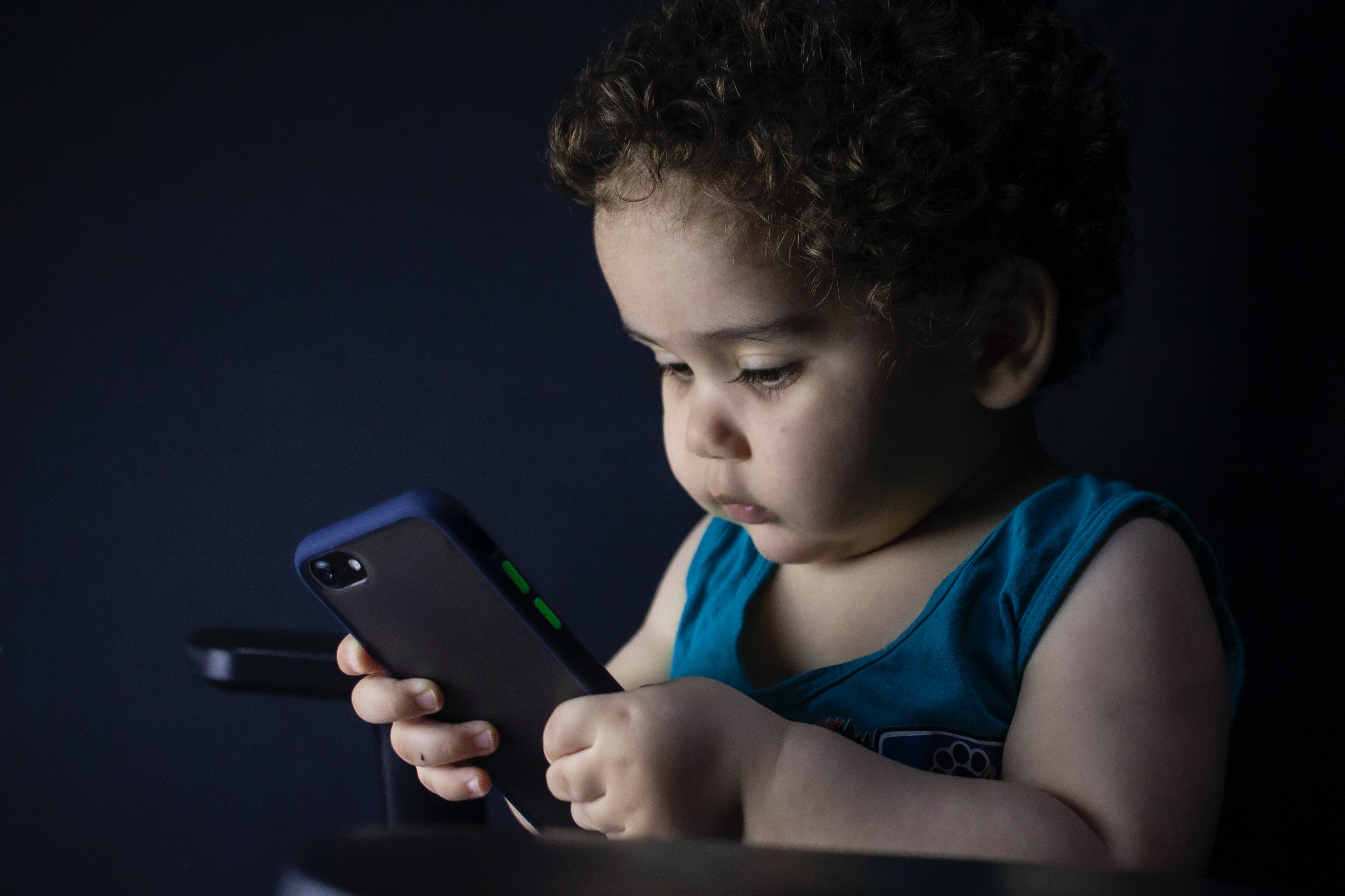 手機成癮調查：逾半數孩子作息嚴重受影響，近9成有親子衝突。示意圖。(unsplash圖庫)