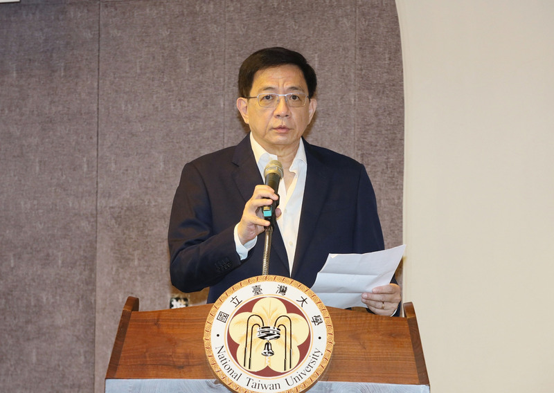 民進黨桃園市長參選人林智堅遭控台灣大學碩士學位論文涉嫌抄襲，台大9日上午召開記者會，校長管中閔（圖）等人出席。 (圖：中央社)