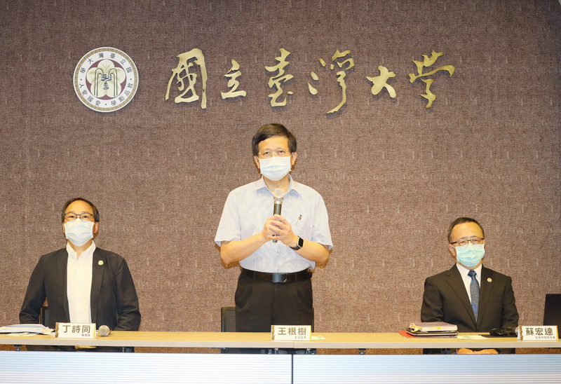 民進黨桃園市長參選人林智堅身陷論文爭議，台灣大學9日上午召開記者會說明，台大主任秘書王根樹（中）、教務長丁詩同（左）、社會科學院院長蘇宏達（右）出席。 (圖：中央社)