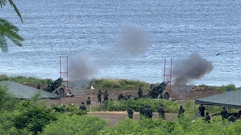 國軍備戰不停歇，9日在楓港訓場進行年度例行重砲射擊訓練，38門155榴彈砲對海實彈射擊，進行反登陸操演，場面震撼。 (圖：中央社)