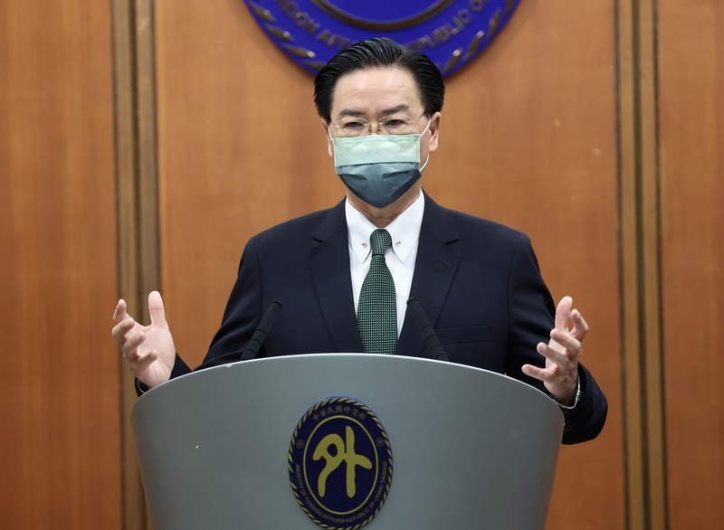 外交部長吳釗燮9日在外交部召開國際記者會表示，這幾天中國在台灣周邊海域進行聯合軍事行動，已經嚴重威脅區域和平與安全，對於中國極其不負責任行為，政府要表達嚴厲譴責。(圖：中央社)