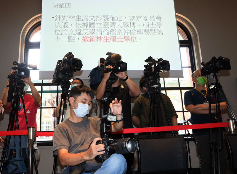 台大9日上午召開記者會說明，認為林智堅抄襲余正煌碩士論文且情節嚴重，建議撤銷林智堅碩士學位。(圖：中央社)