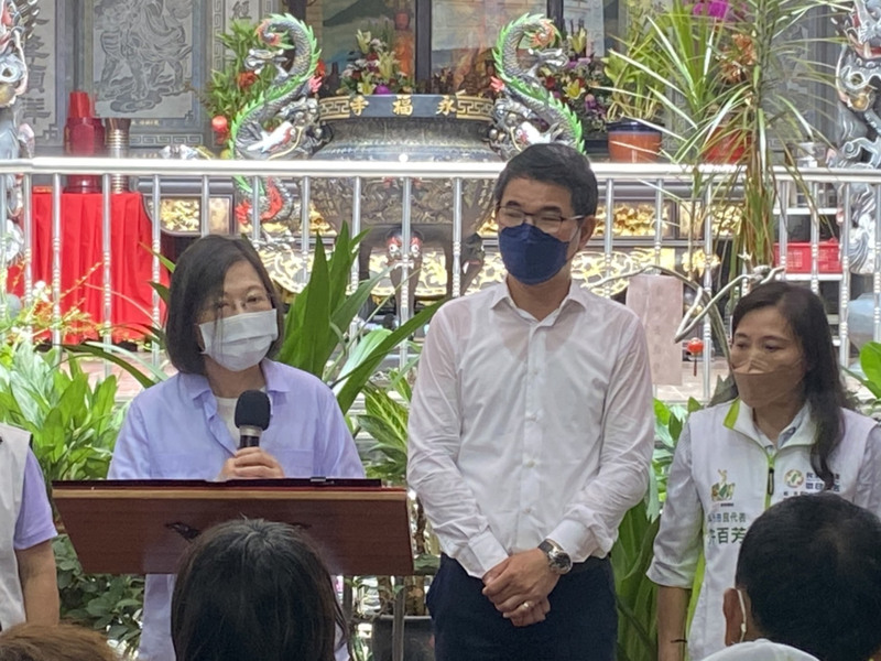 總統蔡英文（左）9日在雲林斗六永福寺參拜致詞，感謝國軍弟兄姊妹們面對中國威脅堅守崗位，站在第一線保護台灣。左2為民進黨立委劉建國。（民眾提供） (圖：中央社)