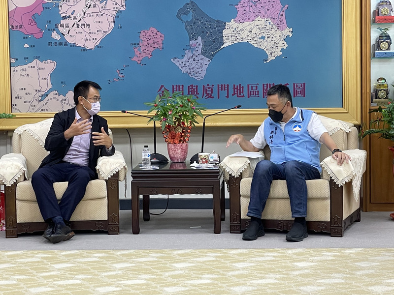 農委會主委陳吉仲9日下午前往拜會金門縣長楊鎮浯，雙方就農業水資源、有機農業、高粱在台契作等議題進行討論。(圖：中央社)