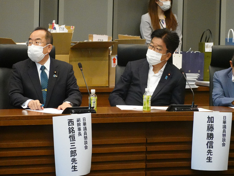 日本首相、自民黨總裁（黨主席）岸田文雄10日將啟動內閣及黨務主管人事改組，前防衛大臣浜田靖一內定回鍋擔任防衛大臣，前厚生勞動大臣加藤勝信內定回鍋擔任厚生勞動大臣。圖為加藤勝信（右）8日在日本國會大廈出席與台灣立委團的交流會。 (圖：中央社)