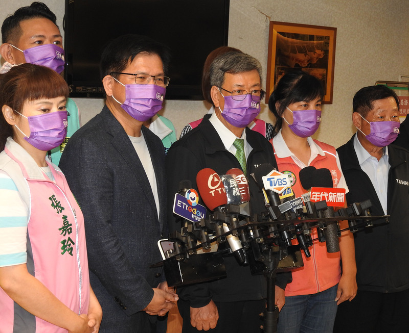 前副總統陳建仁（前左3）9日受訪時針對民進黨桃園市長參選人林智堅論文被台大認定抄襲一事表示，台大很突然發表結論，對當事人所提相關論證未充分納入。前左2為民進黨新北市長參選人林佳龍。 (圖：中央社)