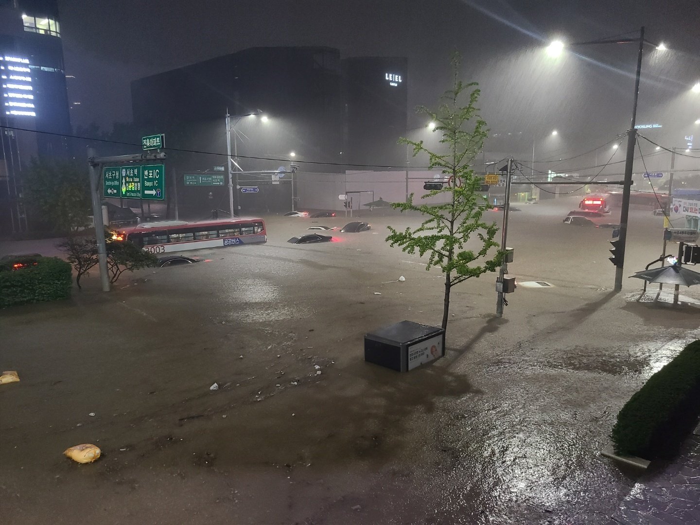 受鋒面影響，韓國首爾首都圈8日出現致災性劇烈降雨，創下百年來降雨紀錄，導致街道成河，交通癱瘓。(Twitter)