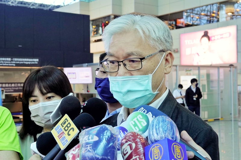 國民黨副主席夏立言（前）10日率團前往中國大陸訪問，上午在桃園機場受訪。 (圖：中央社)