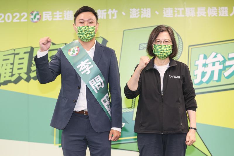 民進黨連江縣長候選人李問(左)與兼任黨主席的蔡英文總統(右)。(資料照/圖：中央社)