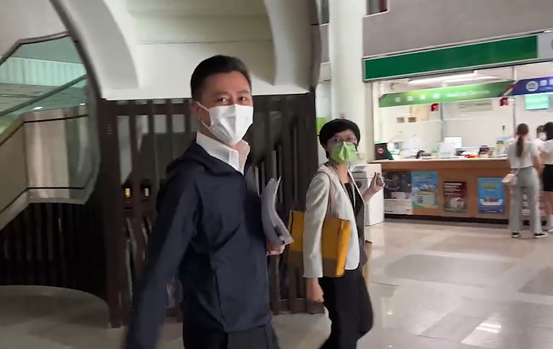 民進黨桃園市長參選人林智堅（左）的中華大學碩士論文涉抄襲疑慮，10日下午他親自現身中華大學學倫會說明。（民眾提供） (圖：中央社)