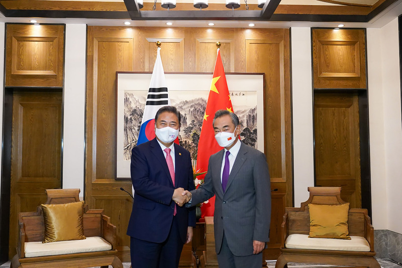 韓國外交部長朴振（左）9日在中國青島與中國外交部長王毅（右）舉行會談。（韓國外交部提供） (圖：中央社)