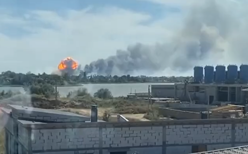 克里米亞半島那佛費朵瑞夫卡鎮(Novofedorivka)的俄羅斯空軍基地(薩基基地)發生爆炸事件，疑為烏克蘭特種部隊展開行動。(Twitter)