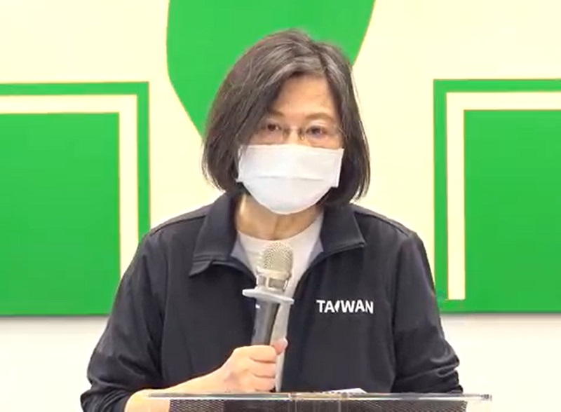 兼任民進黨主席的蔡英文總統指出，資訊戰與認知作戰是台灣生存最大的挑戰，我們絕對不能習慣，必須警覺對抗。(民進黨提供)