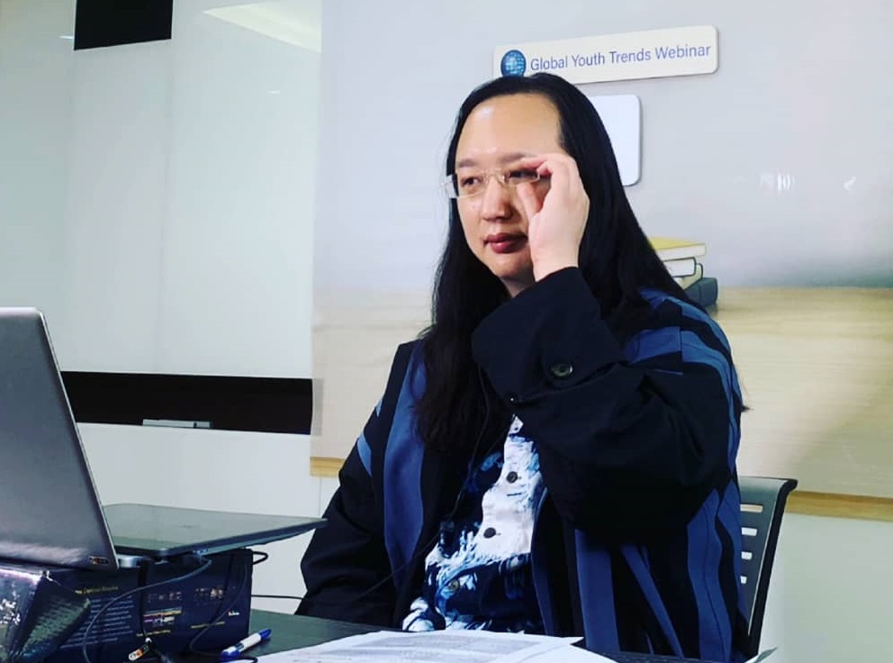 準數位發展部部長唐鳳表示，為了防止訊息戰影響民心，未來公家場域電子看板不能使用危害資安的資通產品或服務。(圖：唐鳳臉書)