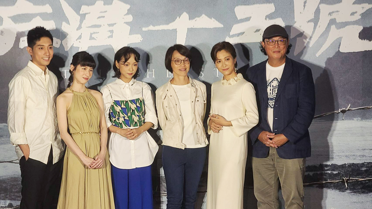 電影《流麻溝十五號》今天( 11 日)舉辦發布會，出品人姚文智(右起)率領徐麗雯、導演周美玲、余佩真、連俞涵、徐韜連袂出席，分享電影製作及拍攝的心路歷程。(江昭倫 攝)