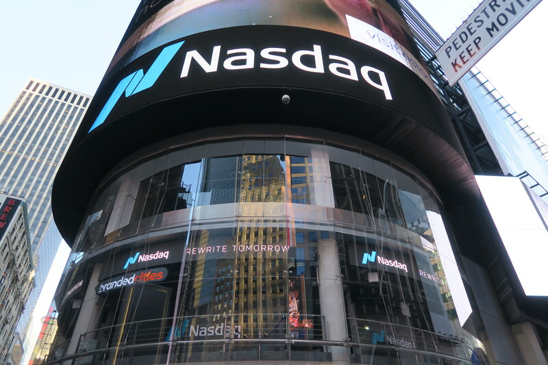 中港小型股熱衷海外掛牌，但暴漲暴跌情況引發那斯達克交易所決定嚴審。圖為時報廣場那斯達克交易中心外觀。(圖：中央社)