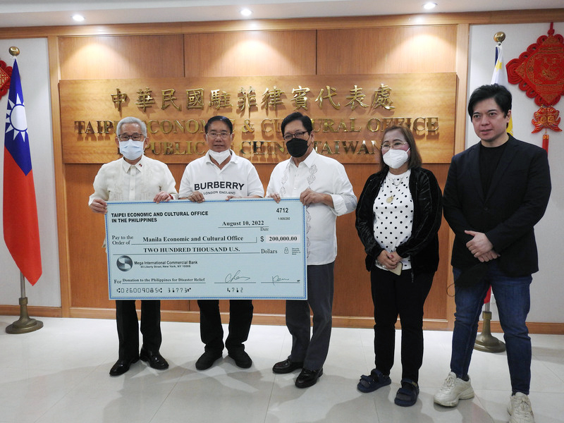 中華民國駐菲代表處10日捐贈20萬美元（約新台幣600萬元）給菲律賓政府，盼協助7月下旬受強震侵襲的菲國北部艾布拉省災後重建，由菲律賓駐台代表貝世偉（中）代表受贈。 (圖：中央社)