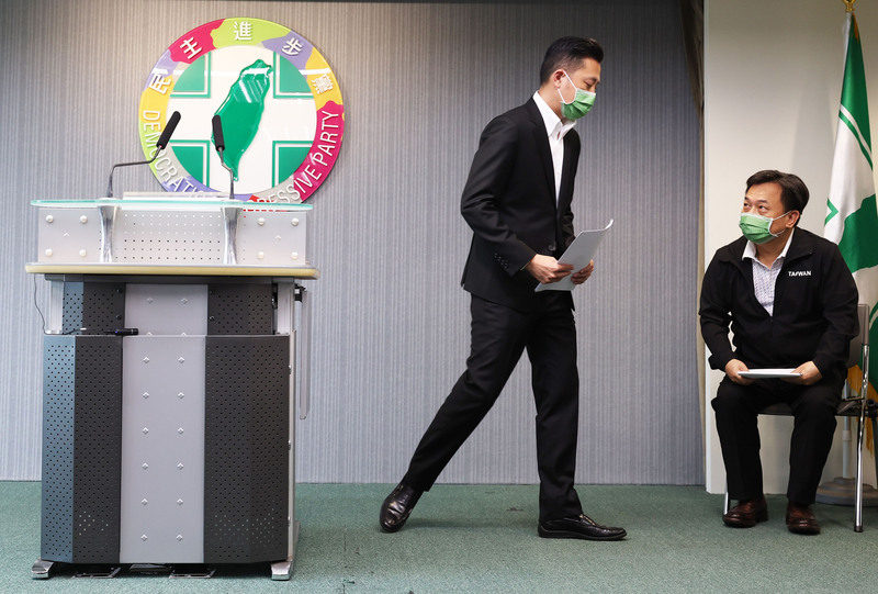 深陷論文風波的前新竹市長林智堅（左）12日在黨中央記者會宣布退出桃園市長選戰。右為民進黨秘書長林錫耀。 (圖：中央社)