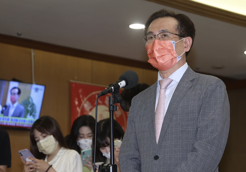 民進黨立委鄭運鵬（右）將接棒前新竹市長林智堅參選桃園市長。 (圖：中央社)