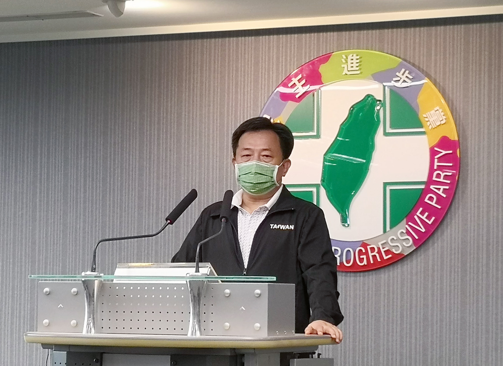 民進黨秘書長林錫耀12日在中常會上指出，在野黨操作「討厭民進黨」氣氛沒有形成，但選情冷，民進黨要顧好基本盤。（劉玉秋攝）