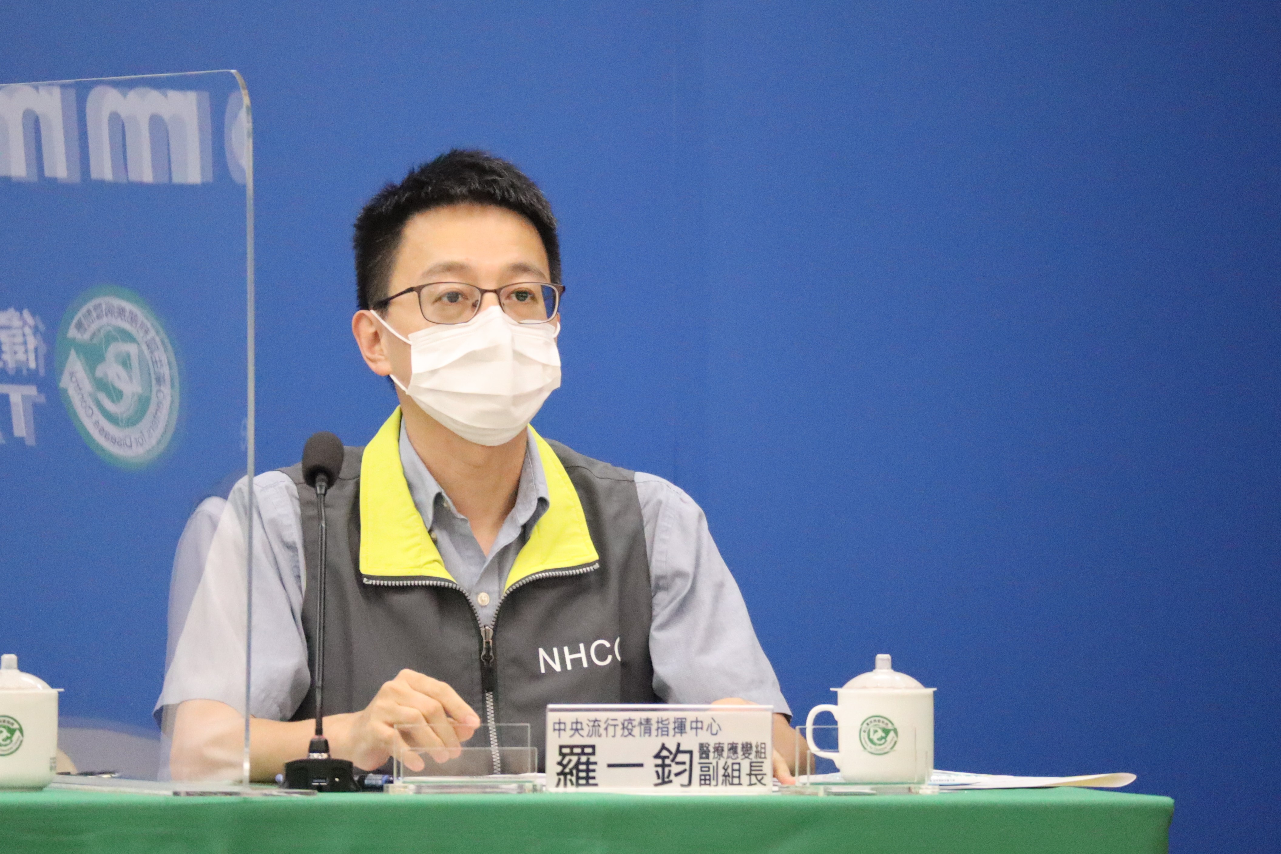 中央流行疫情指揮中心醫療應變組副組長羅一鈞23日說明，預估若國內疫情下降趨勢不變，可望近期脫離高原期。(資料照/指揮中心提供)