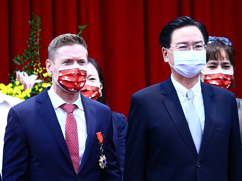 外交部長吳釗燮(右)12日頒贈睦誼外交獎章給加拿大駐台北貿易辦事處代表芮喬丹(Jordan Reeves，左)，表彰他對增進台加關係的貢獻 (央廣記者王照坤 攝)