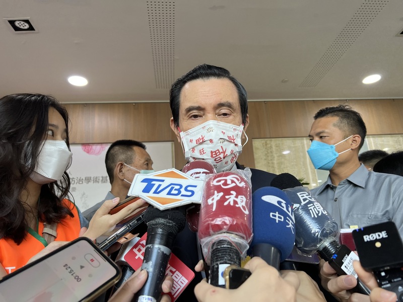 前新竹市長林智堅陷論文抄襲風波，12日宣布退出桃園市長選舉。前總統馬英九（圖）13日受訪表示，台大的決定不僅維持了百年的信譽，也維持了一個學生的品格，他覺得是正確決定。 (圖：中央社)