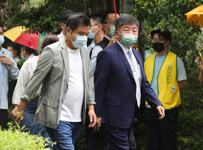 民進黨台北市長參選人陳時中(前右)出席「彭明敏教授百歲紀念禮拜」，並回應媒體里長議題。(圖：中央社)