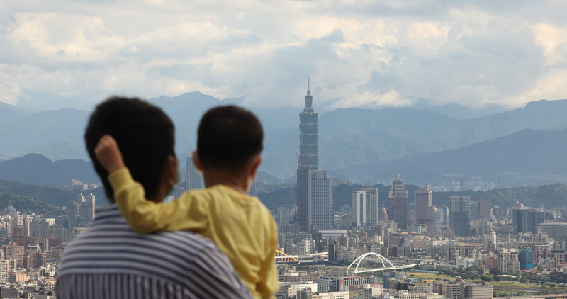 中央氣象局表示，大台北及東半部局部地區15日可能飆到36度高溫。圖為民眾在台北碧山巖鳥瞰台北市區。(資料照片/中央社)