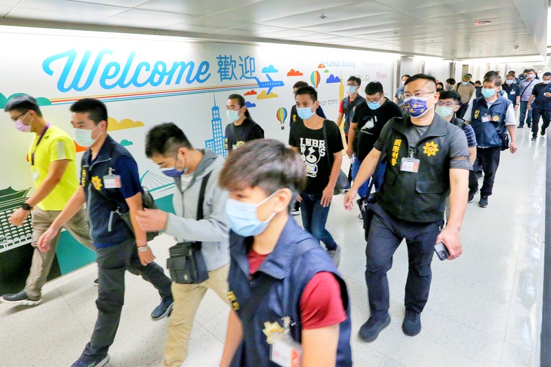 台泰攜手救回9名欲赴柬埔寨工作的國人中，地檢署偵訊發現其中1名男子涉人口販運等集團成員，訊後當庭逮捕並聲請羈押。(圖：中央社)