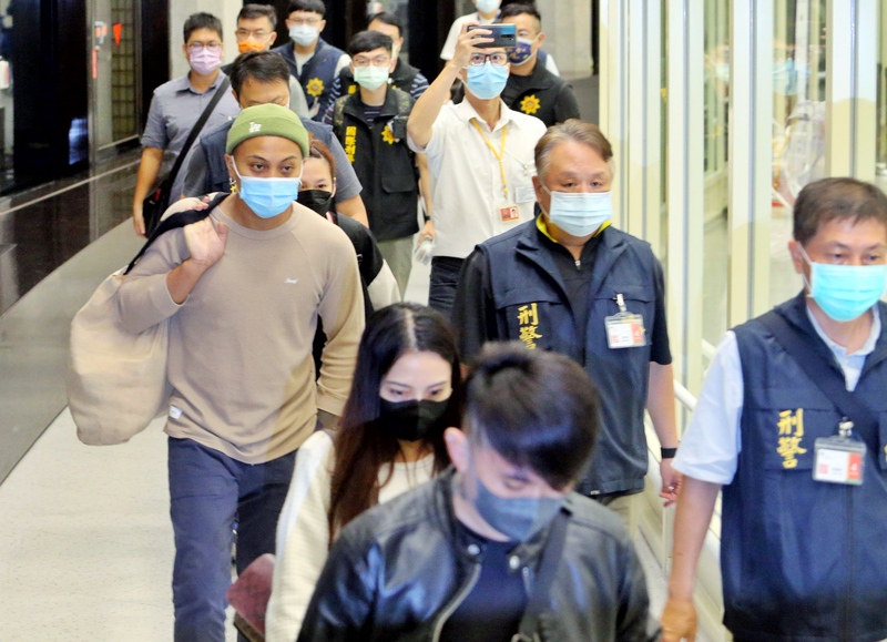 近期民眾至柬埔寨打工遭詐被囚案頻傳，刑事局結合外交部及泰國政府跨國救援14日晚間接回9人。 (圖：中央社)