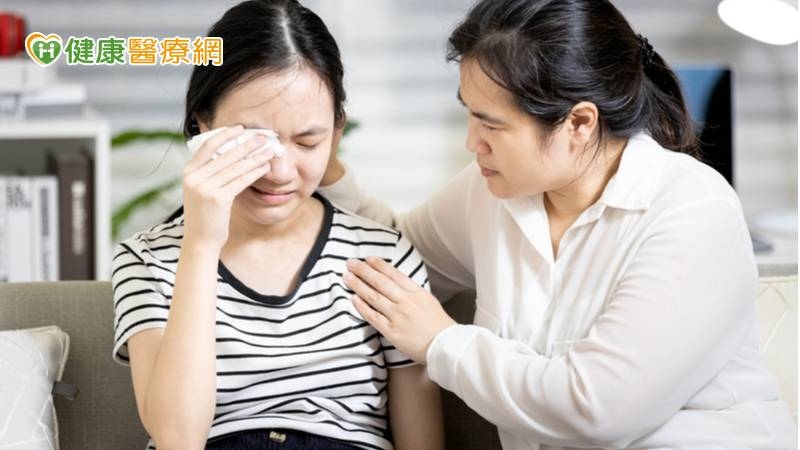 家扶基金會《兒少對自我心情認識和抒發方式調查》發現，國中生有負面情緒比例高於其他兒少學齡層。(圖：健康醫療網 提供)