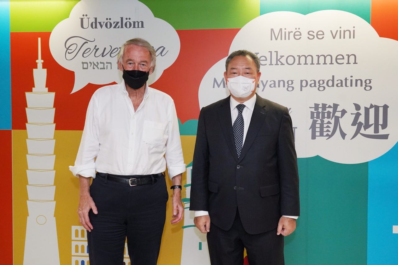 外交部常務次長俞大㵢(右)在桃園機場迎接美國參院外委會亞太小組主席馬基(Ed Markey)(左)。(外交部提供)