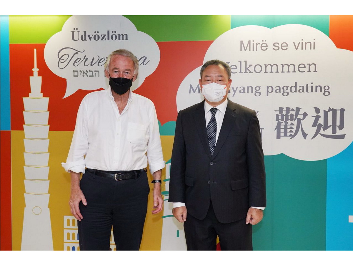 外交部常務次長俞大㵢(右)在桃園機場迎接美國聯邦參院外委會亞太小組主席馬基(Ed Markey，左) (外交部提供)