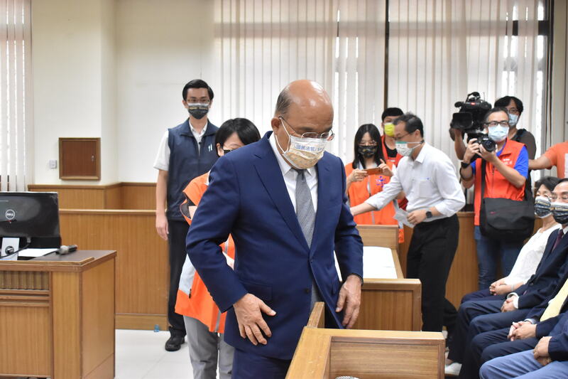 行政院長蘇貞昌（前中）16日參訪新北地方法院國民法官模擬法庭，曾任律師的他還開玩笑說，已很久沒推開這種門進法庭講話。(圖：中央社)