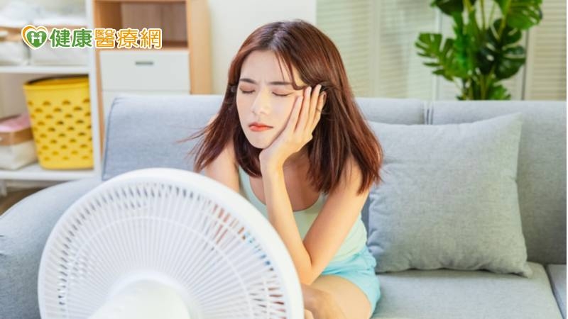 造成室內熱傷害的主因，最主要是因為空氣不流動，散熱速度下降，產熱速度大過於散熱速度，將造成空間內的熱能無法排出，導致環境溫度不斷升高，若再加上人體溫度調節不佳，則容易產生熱傷害的症狀。(圖：健康醫療網 提供)