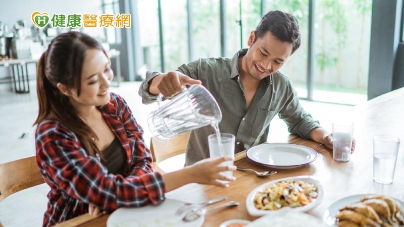 多喝開水除了可以避免血液太黏稠，亦可維持恆定的體溫預防中暑。(圖：健康醫療網 提供)
