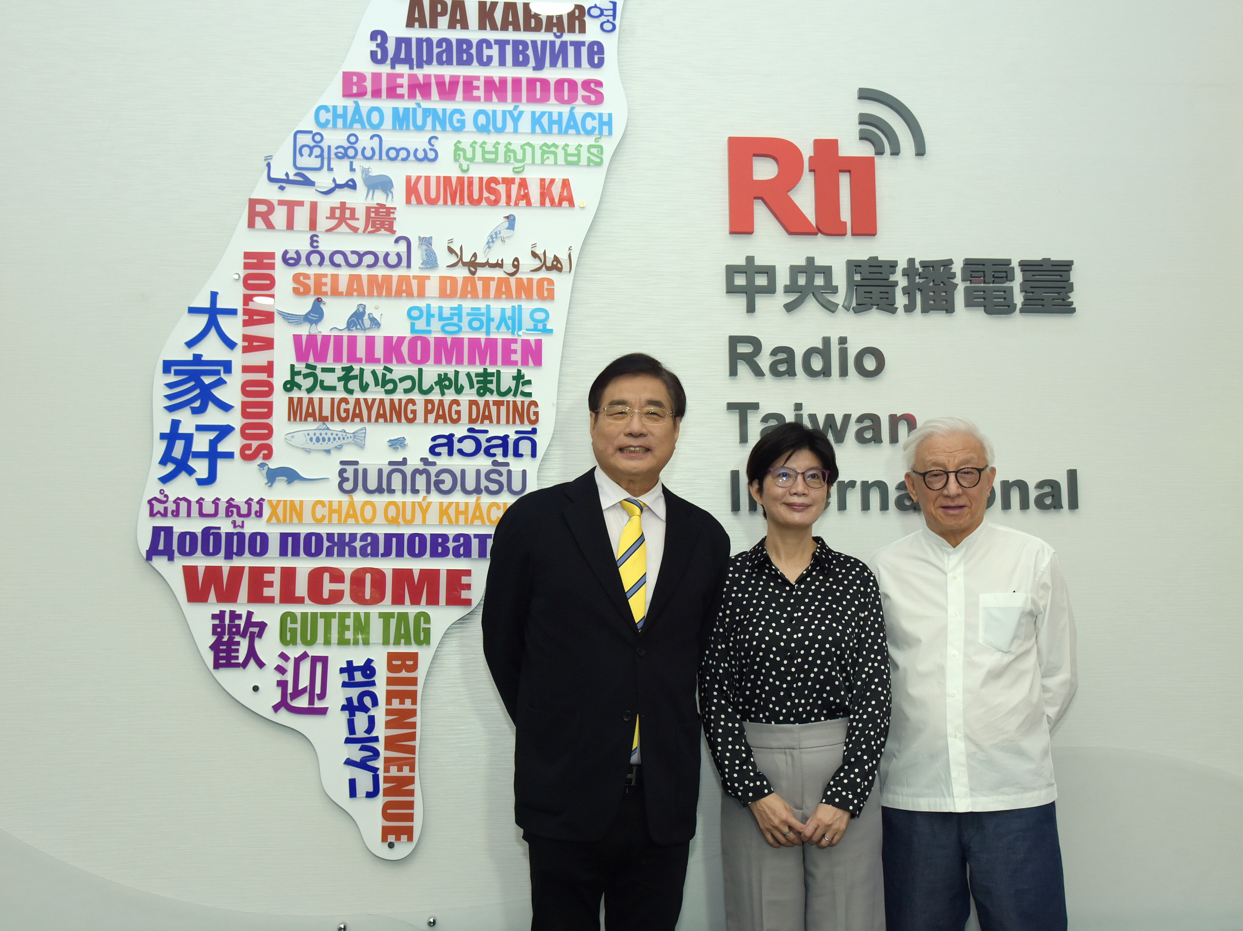 聯電創辦人曹興誠(右)16日接受《中央廣播電台》「為人民服務-楊憲宏時間」節目訪問，與主持人楊憲宏(左)以及央廣董事長賴秀如(中)合影。(江麗華攝)