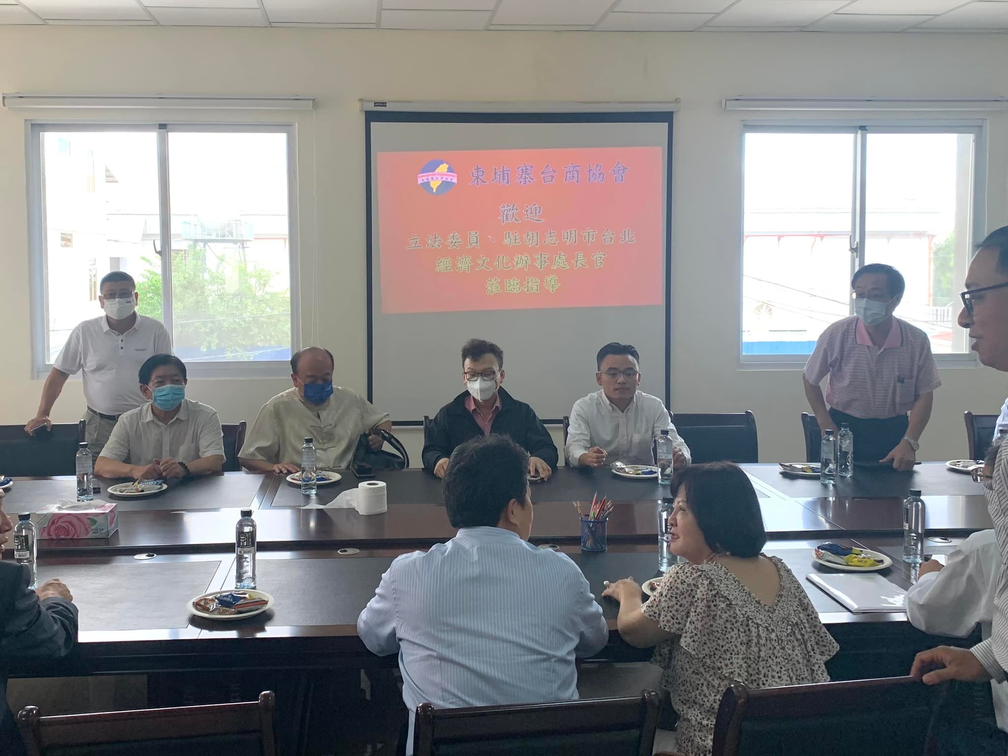 國民黨立委鄭正鈐、洪孟楷及吳斯懷前往柬埔寨與台商協會交流意見。(圖：洪孟楷臉書)